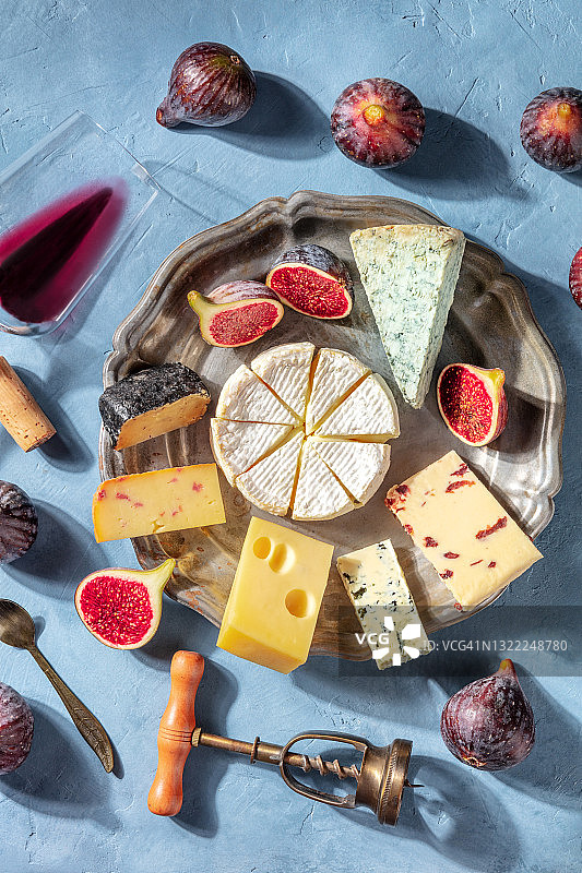 搭配红酒和水果的奶酪品尝，俯视拍摄图片素材