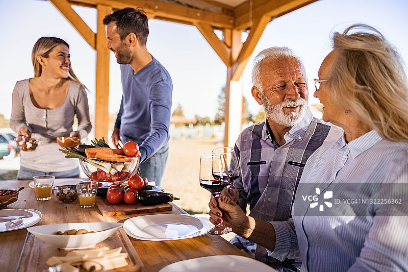 年长父母在成年子女家举杯图片素材