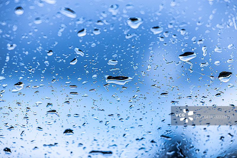 窗户上的雨滴图片素材