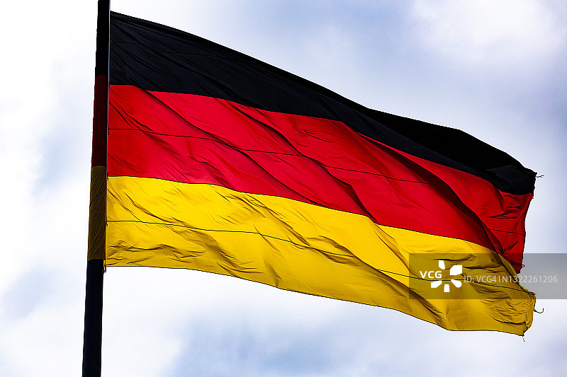 蓝天下的德国国旗图片素材