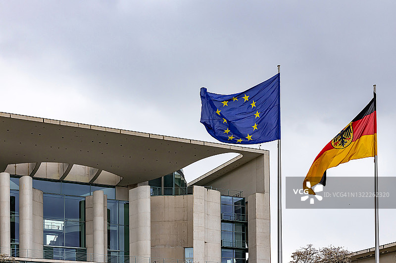带有德国和欧盟旗帜的德国总理府（德国柏林）图片素材