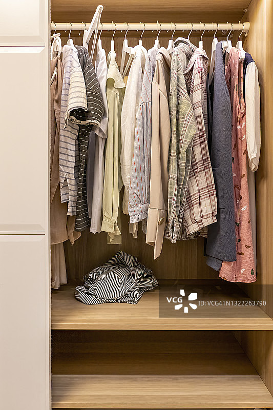 衣柜里挂着的衣服图片素材
