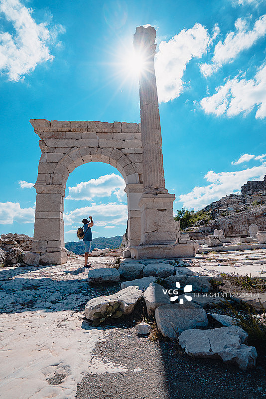 摄影师在土耳其布尔杜尔拍摄安东尼喷泉图片素材