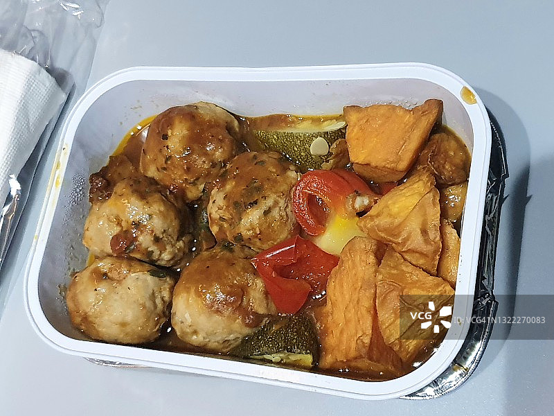 亚洲航班上的航空餐：肉丸和豆腐图片素材