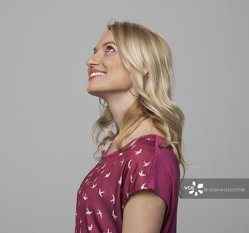 微笑的女人侧面照图片素材