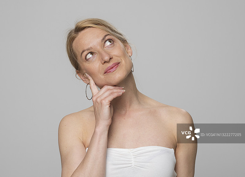 沉思的女人特写图片素材