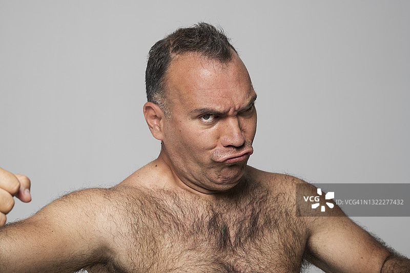 中年男人做鬼脸的特写图片素材