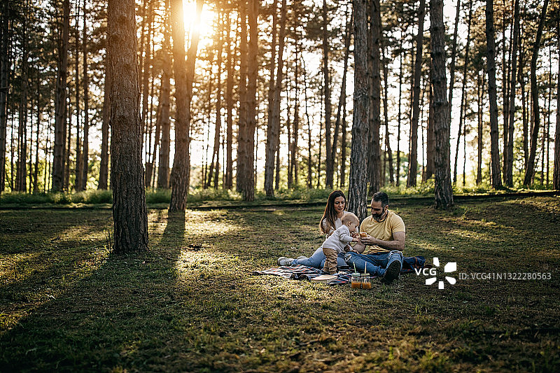 家人森林野餐图片素材