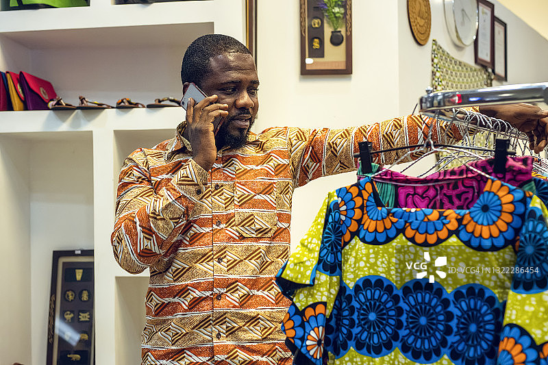 男人在用手机说话图片素材