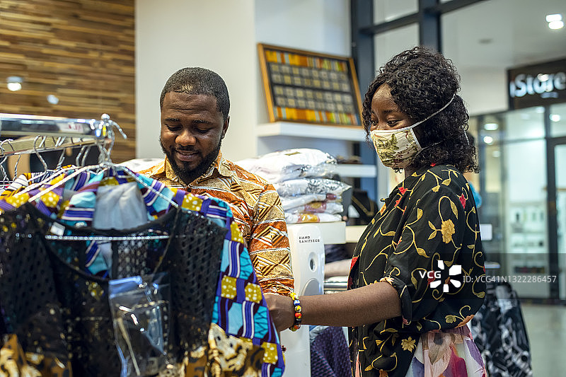 在服装店里的男人和女人图片素材