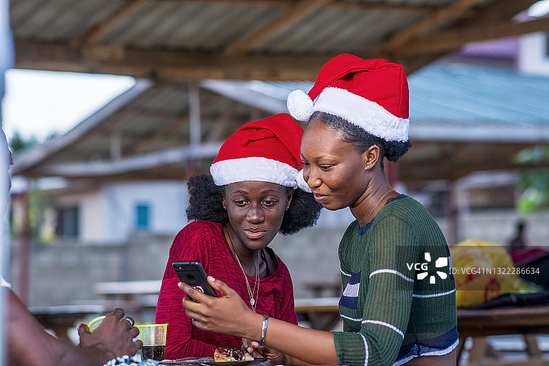 微笑的朋友们在看智能手机图片素材