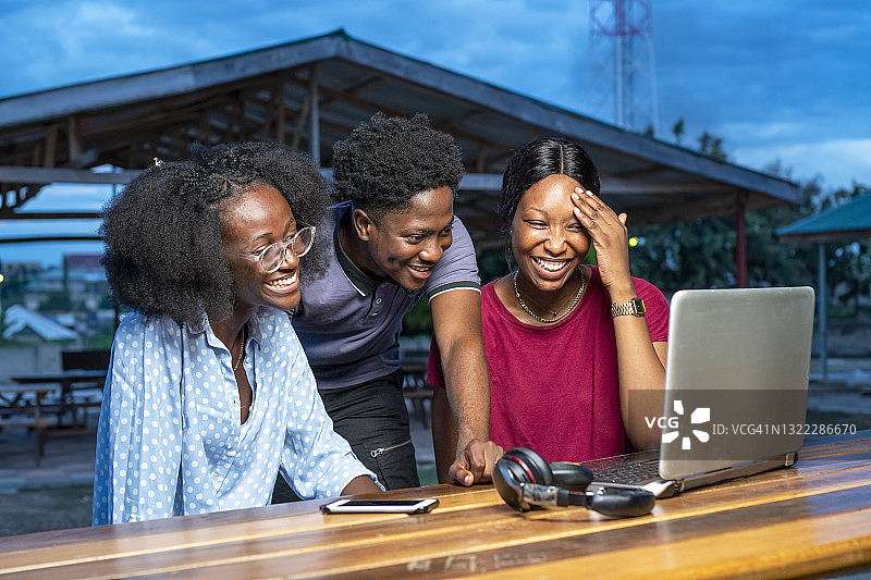朋友们使用笔记本电脑图片素材