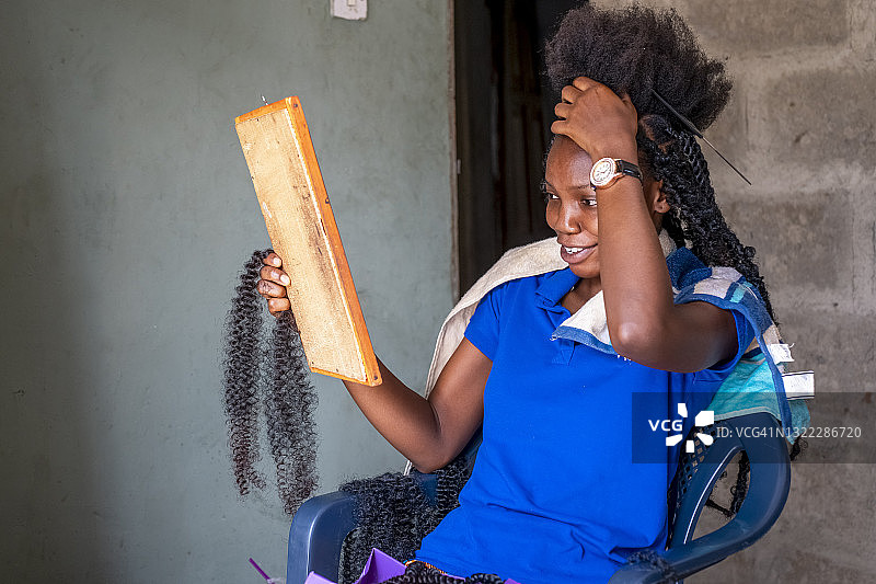 在美发店的女人图片素材