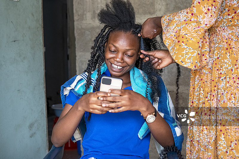 在美发店玩手机的女人图片素材
