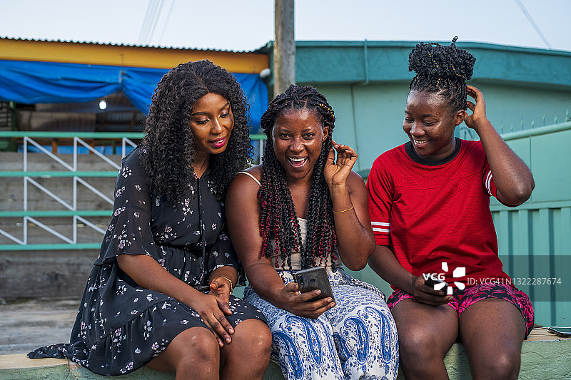 女人们在看智能手机图片素材