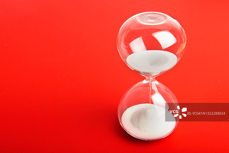 红色背景上的沙漏风景图片素材
