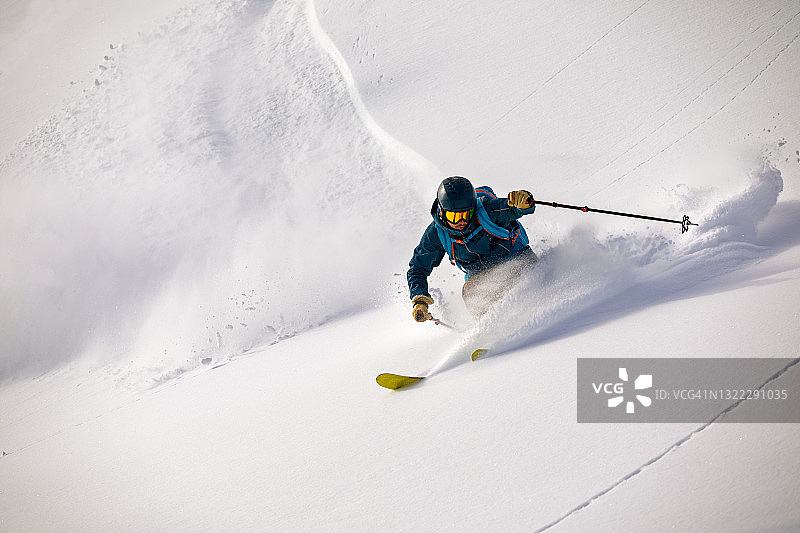 滑雪者在厚厚的粉雪中滑行图片素材
