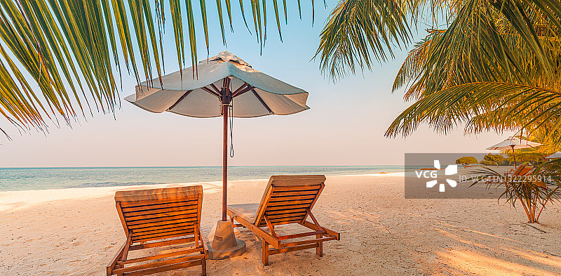 美丽的海滩全景：沙滩上的椅子，夏季旅游度假概念，宁静的热带风光图片素材