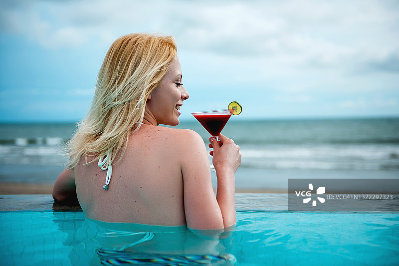 泳池中的茶点图片素材