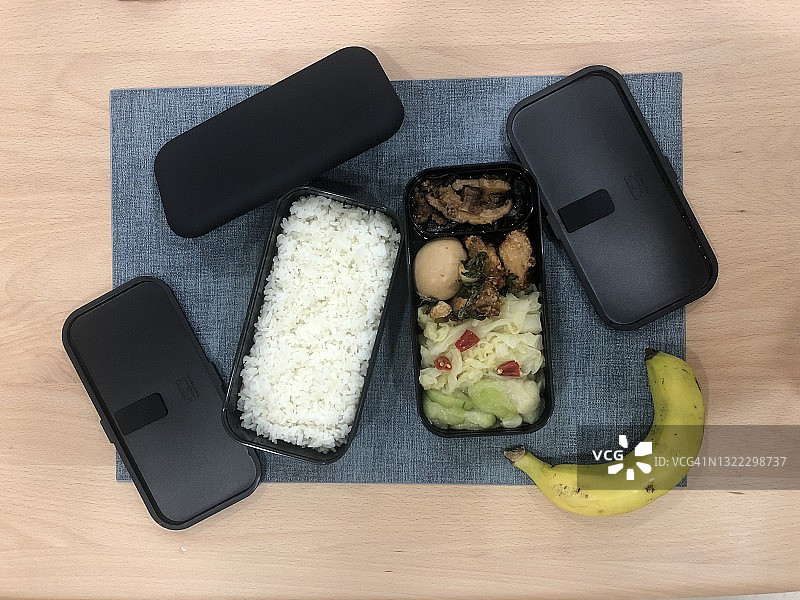 准备吃亚洲炒饭盒饭，外卖塑料盒装食物图片素材