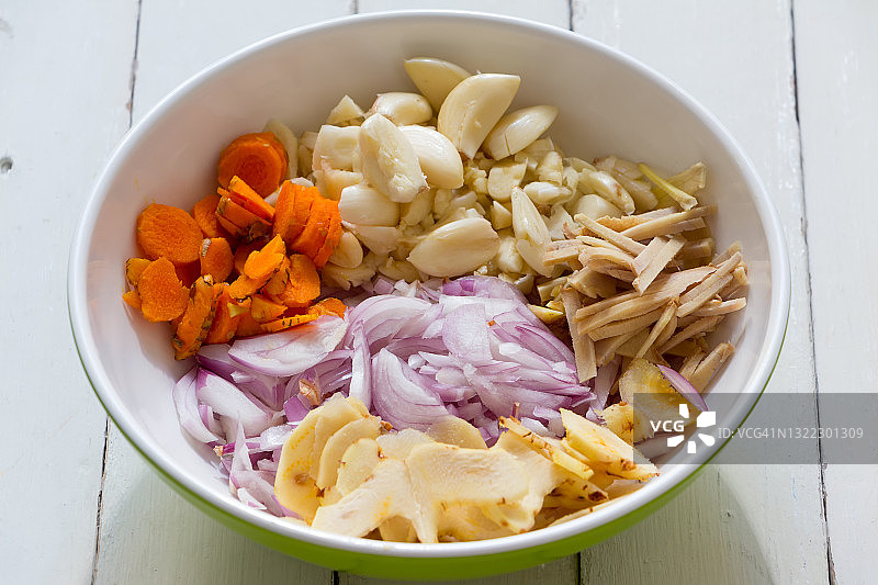 切碎的新鲜姜黄、洋葱、姜、高良姜和大蒜图片素材