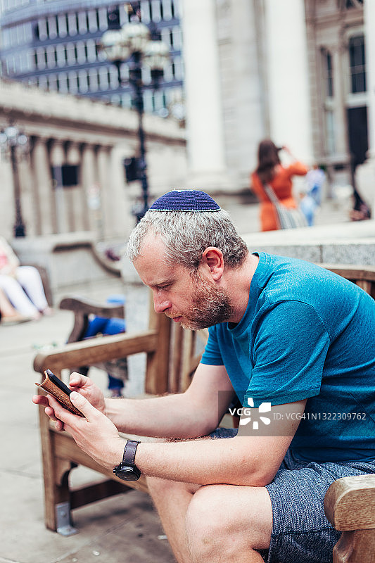 戴着小圆帽的犹太男人在城市街道上图片素材