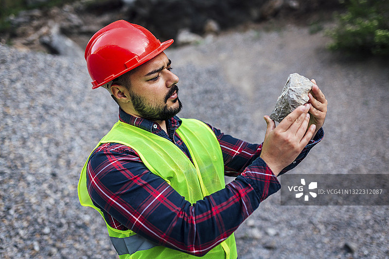 工程师在采石场检查岩石图片素材
