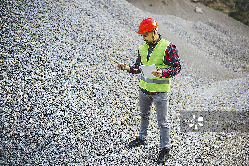 检查矿物样本图片素材