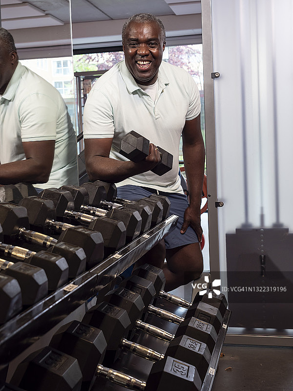 在健身房的年长黑人男人肖像图片素材