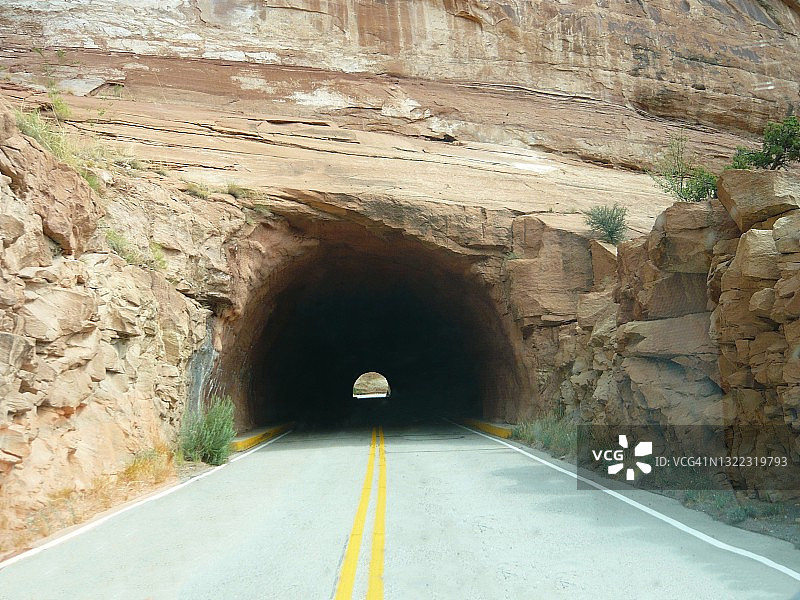 穿过石山的隧道图片素材