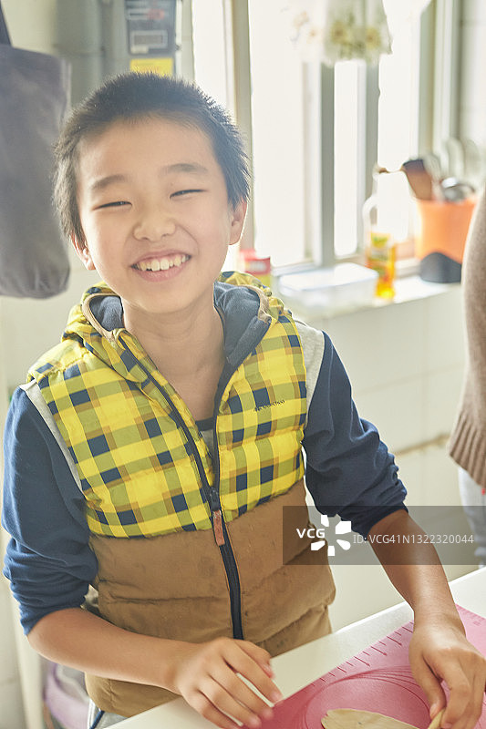 男孩帮助父母做饼干图片素材