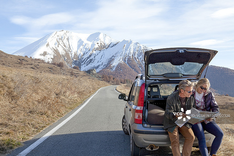 情侣在山路上停下来确认方向图片素材