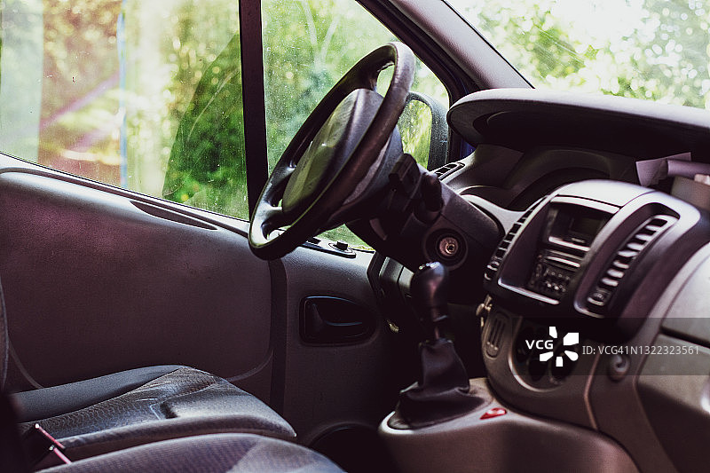 面包车内部特写：驾驶座图片素材