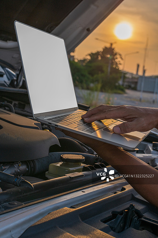 机械师用电脑检查汽车状况图片素材