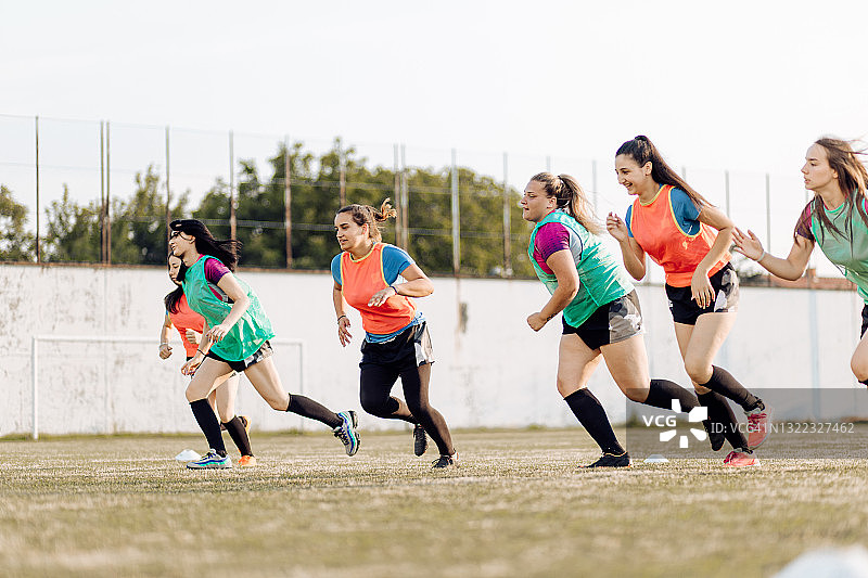 进攻中的女子橄榄球队图片素材