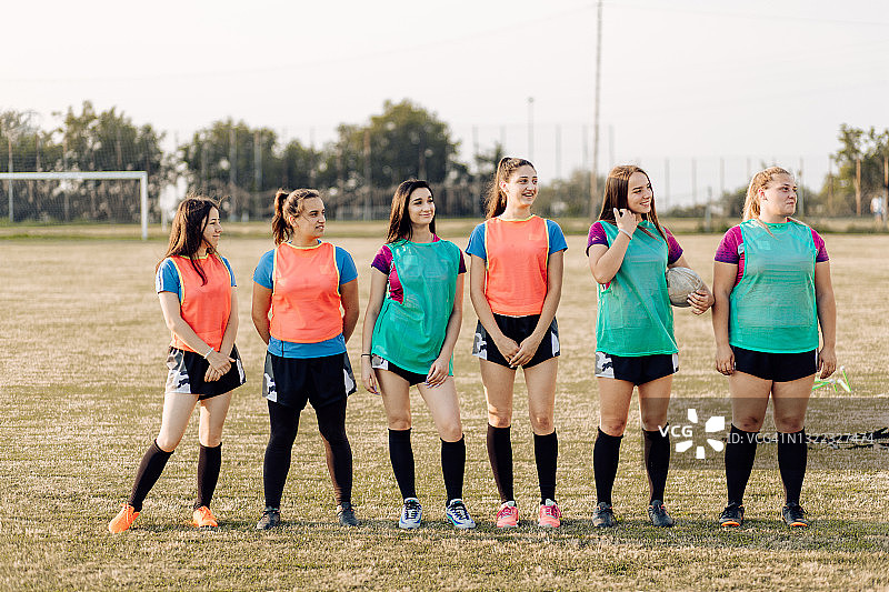 准备训练的女子橄榄球队图片素材