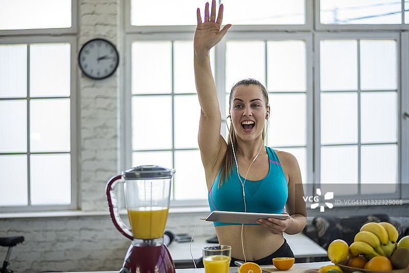 年轻女人在家制作排毒冰沙图片素材
