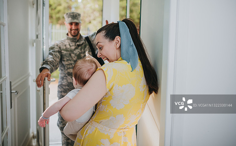 家人欢迎士兵的父亲图片素材
