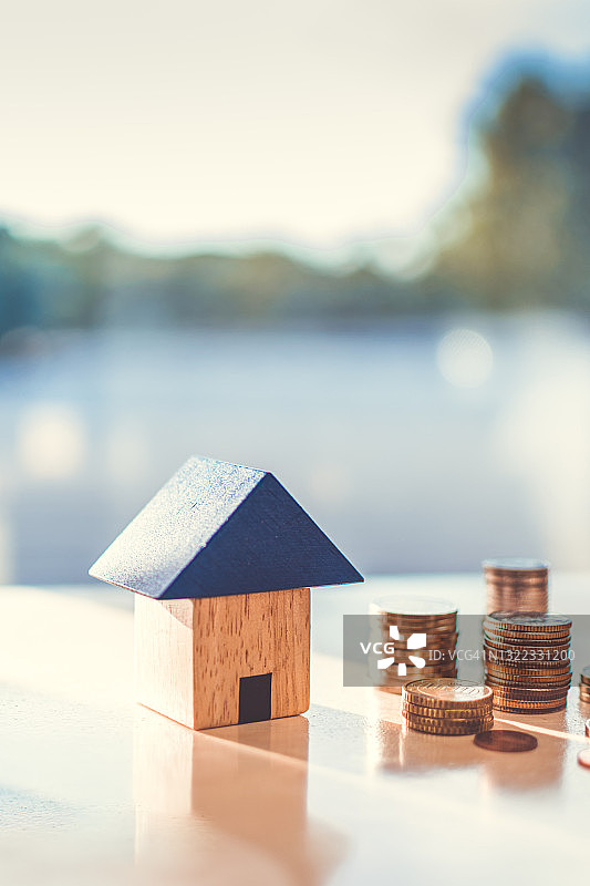 家庭概念：居家储蓄、房屋出售、金钱与房屋图片素材