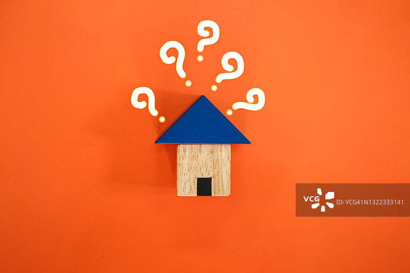 带有问号的木制房屋模型，房屋概念图片素材