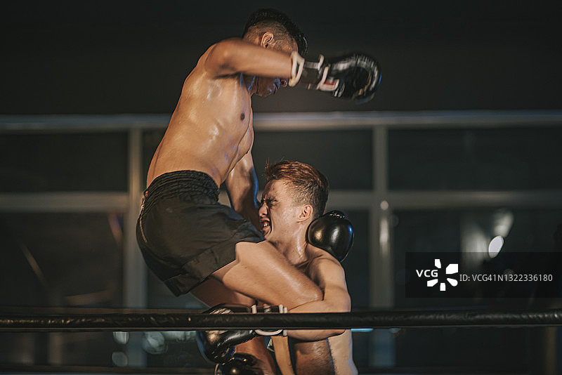 泰拳拳击手擂台肘击击倒对手图片素材