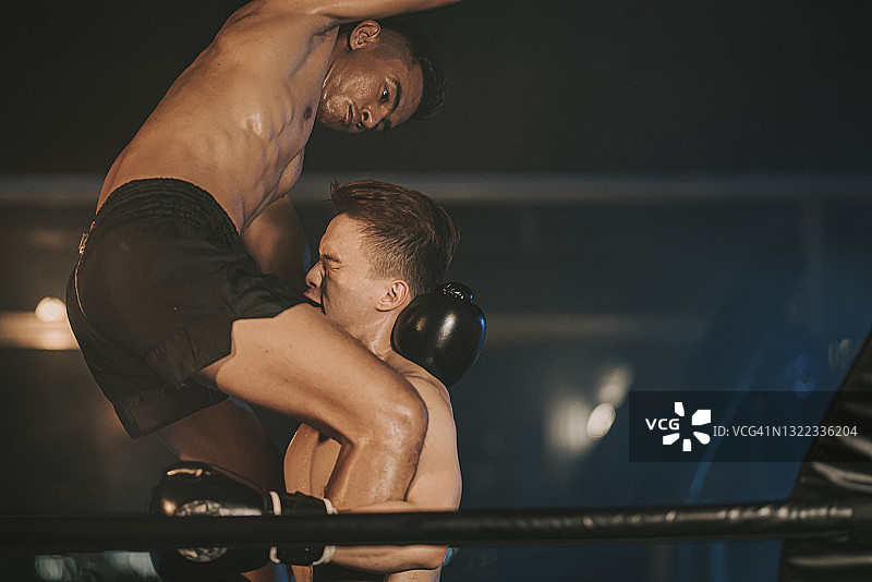 泰拳拳击手擂台肘击击倒对手图片素材