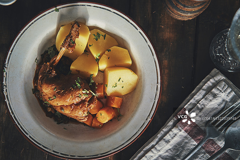 美味的兔子蔬菜炖肉图片素材