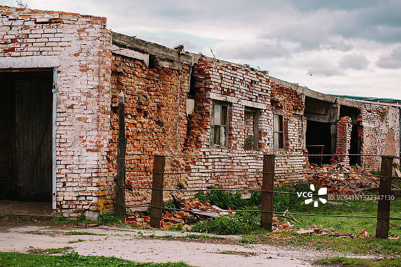 废弃的砖砌农场建筑图片素材