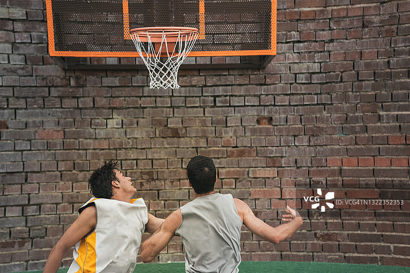 两名年轻男子在球场内打篮球图片素材