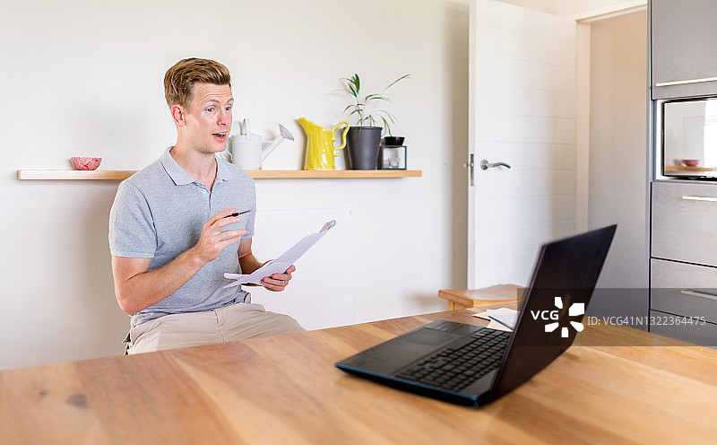 在网上学习课上交谈的年轻男大学生图片素材