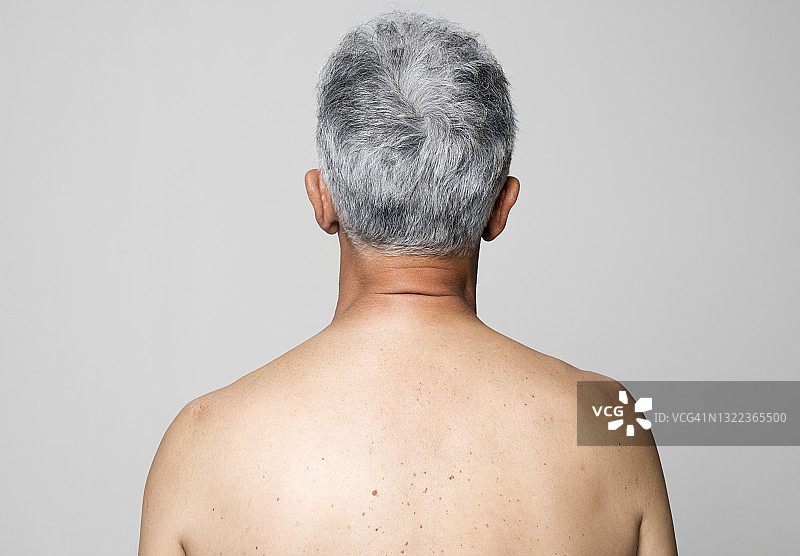 老年男人的背面视角图片素材