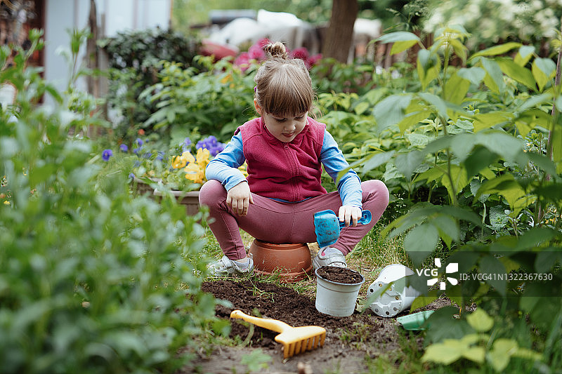 四岁女孩在花园里玩耍、园艺和种植图片素材