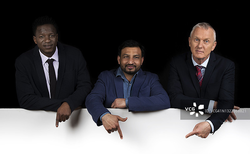 微笑的男士指向下方图片素材