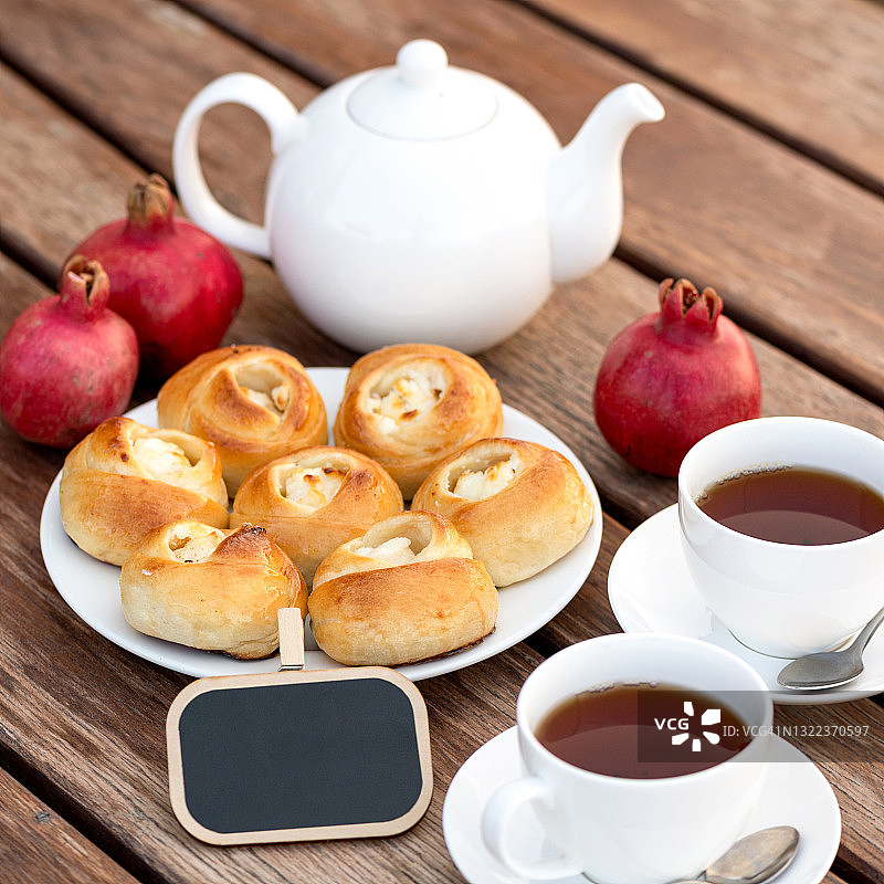 下午茶时间：带奶酪的美味馅饼和茶图片素材